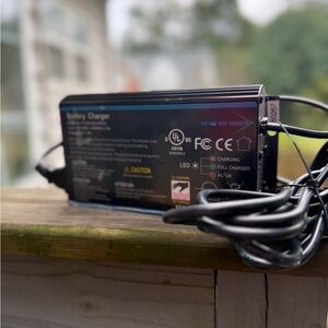 Mobile Scooter Charger 24V 8Amp Model FC300-240-8000U